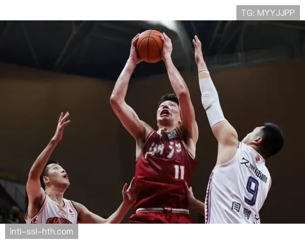更衣室特写：输掉关键战后，浙江队余嘉豪独自加练罚球